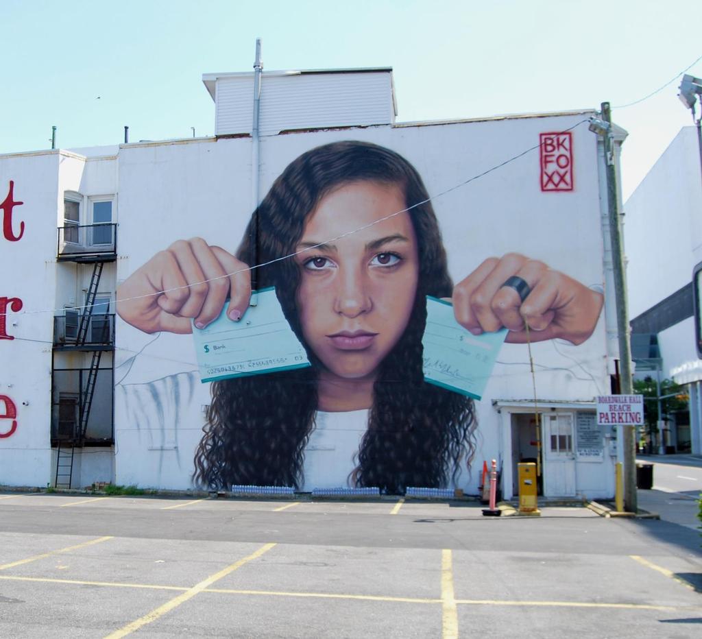 Serneke featuring BKFoxx at Järla Sporthall BKFoxx BKFoxx är en konstnär från New York som målar realistiska väggmålningar med sin sprayflaska som enda hjälpmedel.