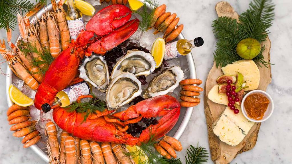 Mitt i vinteridyllen ligger Smådalarö Gård, där havets läckerheter spelar huvudrollen på julens läckra skaldjursbord. Ni inleder er kväll hos oss med glögg framför brasan.