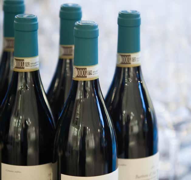 FESTBUFFÉ MED DOFT AV JUL & NYÅR Börja kvällen med en juldrink, kom sedan till uppdukad festbuffé. Avsluta kvällen med bar och dans. Lokalhyra ingår! 620 kr Minst 40 personer. Dryck tillkommer.