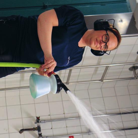 I början var jag rädd för förändringen En dag på jobbet KIRUNA. Det snöröjs, städas, underhålls och servas med material.