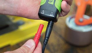 batterier, manual och en smidig bältesväska. E-NR.