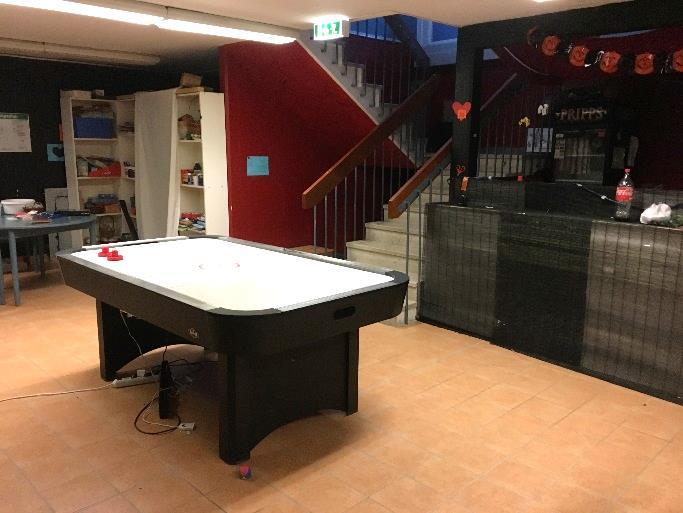 Byggnadens underhållsskick upplevs som relativt gott.