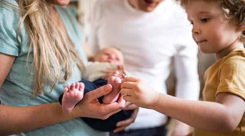 Det nya, som redovisas i avsnitt fyra i denna rapport, är att även unga hushåll med god ekonomi, ofta i familjebildande ålder, drabbas hårt. 6 under upplösning.