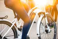 3 HÅLL KOLL PÅ TEMPERATUREN Ladda inte elcykelbatteriet utomhus när det är minusgrader eller mobilbatteriet i bilen en varm sommardag.