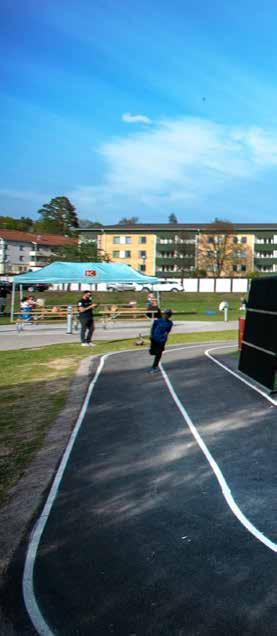 INVIGNING NENOCOURT Alla bostadsområden skulle ha ett NeNoCourt Basket, innebandy, handtryck och systrarna Kallur som klippte band.