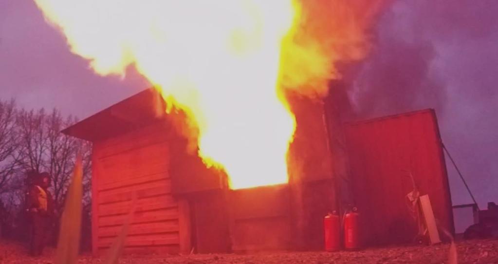 Test 4 - Insats mot ventilationskontrollerad brand med risk för backdraft Foto 23: Backdraft. Framkallas för att verifiera att rätt förutsättningar uppnåtts innan släckförsöket.
