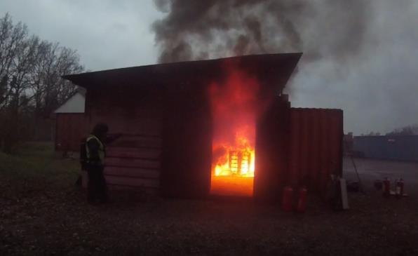 Tre filmkameror används utvändigt och ett termoelement är placerat i brandrummets tak. 2.