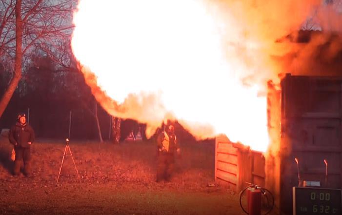 Resultat Brandens tillväxt är snabb och redan 3 min efter antändning registreras 600 C. Därefter fortsätter temperaturen att stiga med 100 C per 10 s tills den når 850 C.