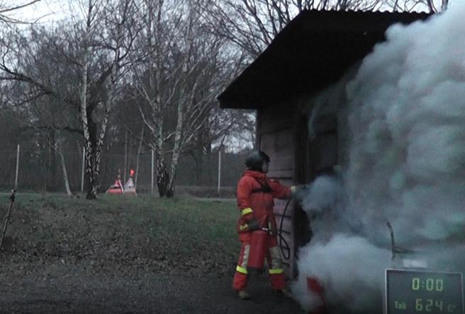 Temperaturen är då nere på 560 C och resultatet visar ingen antändning av brandrök. Dessutom är hela traven med tio pallar släckt.