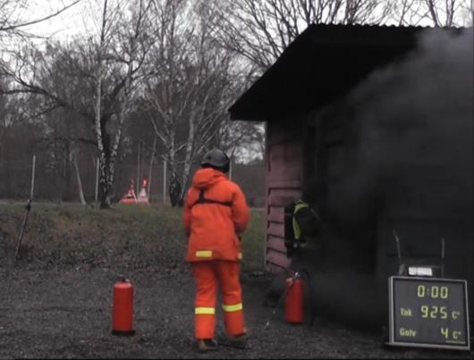 Test 5 - Insats nr. 2 mot ventilationskontrollerad brand med risk för backdraft Foto 30 och 31: Dörren stängs efter test 4 för att se om vi fortfarande kan få fram en backdraft. Det fick vi.