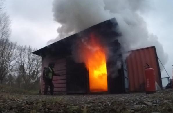 Rummet stängs till och öppnas efter 1 min för att se att en backdraft fortfarande kan bildas. 2. En backdraft uppstår och vi har en referens på att samma testuppsättning kan användas en gång till. 3.