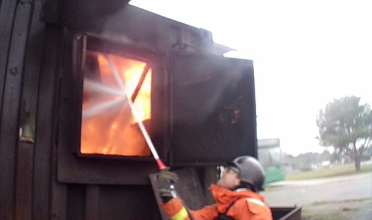 Test 1 - Rumsbrand med insats genom öppet fönster nära branden. Foto 8: Taget 12:42 in i referensförsöket då det övergår till test 1.