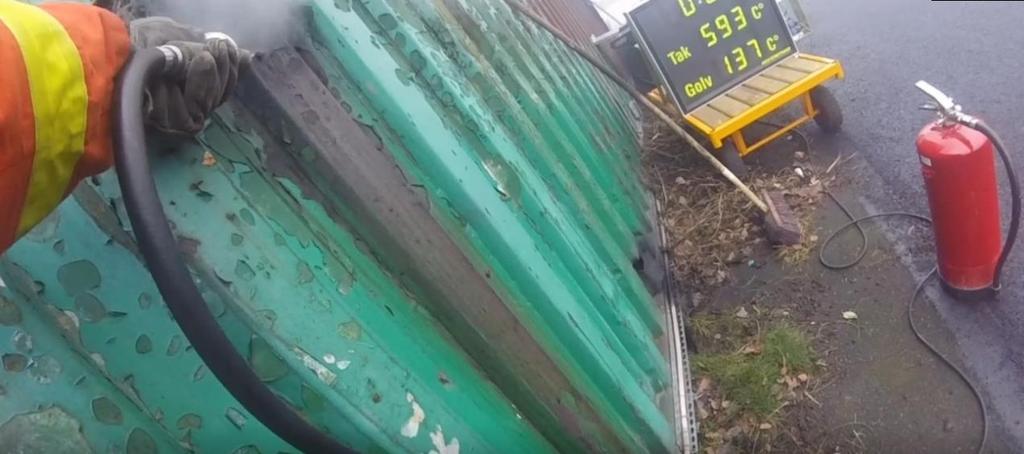 Test 2 - Brand i slutet utrymme med insats genom hål 6 m från branden Foto 13: Insats in i slutet utrymme med angrepp 6 m från branden Syfte Pulverlansen är utvecklad med det huvudsakliga syftet att