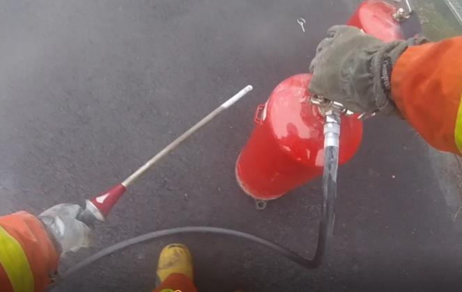 Pulverlansen vrids ca 30 för att få strålbilden som är riktad mot taket mer riktad mot branden. Andra tömningen tog 26 s. Mer normala tömningstider vid det här tillfället alltså jämfört med test 1.