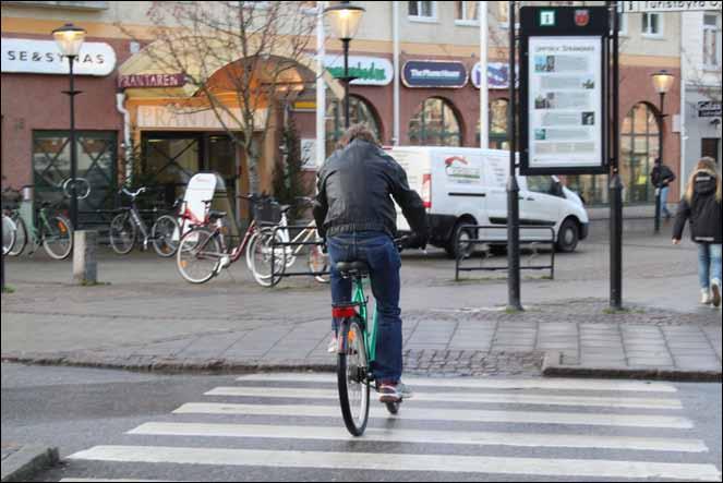 18 / Cykelplan 2016 för Strängnäs kommun på en trottoar eller övergångsställe på grund av att det inte finns ett bra alternativ.