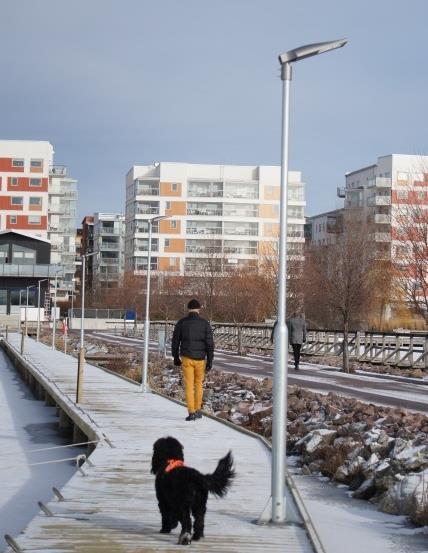 Mälarparken Piren mot Vågholmen Belysning har satts upp som kommer att belysa piren på den