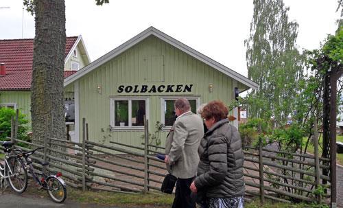 Efter en mestadels regnig bussresa åkte vi färjan från Gränna över till