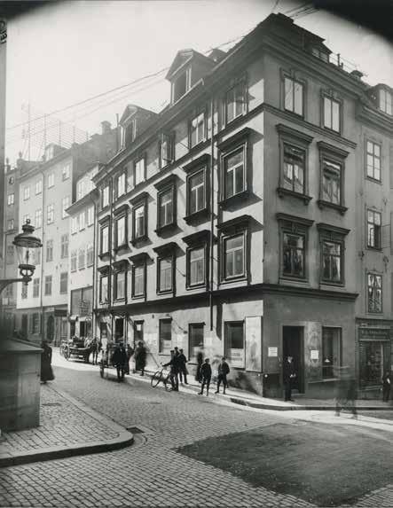 HÖRNET TRÅNGSUND- STORKYRKO- BRINKEN ÅR 1907. I HÖRNET LÅG G. A. CARLEHOLMS SKRÄDDERIAFFÄR. OKÄND FOTOGRAF. SSM:S ARKIV. C 731.