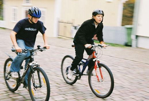 Definitioner Cykelväg - Fritt liggande eller med en skyddsremsa om minst 3 m till körbanan Cykelbana - Del av väg som är avsedd för cykeltrafik och mopeder klass 2 Gång- och cykelbana (GC-bana) Del