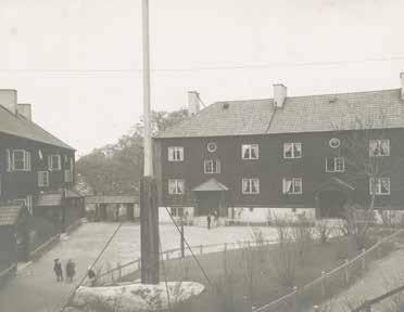 TVÅ AV BOSTADSHUSEN STRAX EFTER UPPFÖRANDET. MELLAN HUSEN GÅR EN SENARE RIVEN TÄCKT PASSAGE. FOTO U.Å., SSM F85777. KÖK MED URSPRUNGLIG INREDNING FÖRE RENOVERING- EN 1970. FOTO G.