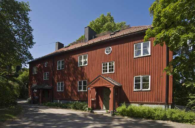 FASAD MED LOCKLISTPANEL OCH URSPRUNGLIGA FÖNSTER. FOTO J. MALMBERG. 1904, uppförd efter ritningar av Carl Möller, och Vanadisbadet som ritades 1937 1938 av Paul Hedqvist.