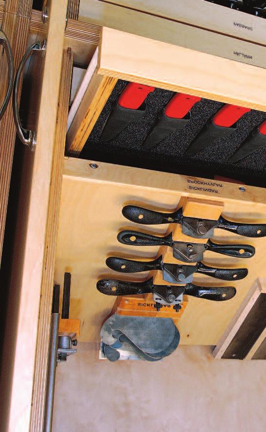 4 kompletta verktygspaket från Sjöbergs PAKET 1 TILL VERKTYGSSKÅP, TRÄ Paketet innehåller ca 60 olika artiklar som tänger, filar, raspar, hammare, sågar, stämjärn, skölpar, mätverktyg, hyvlar,
