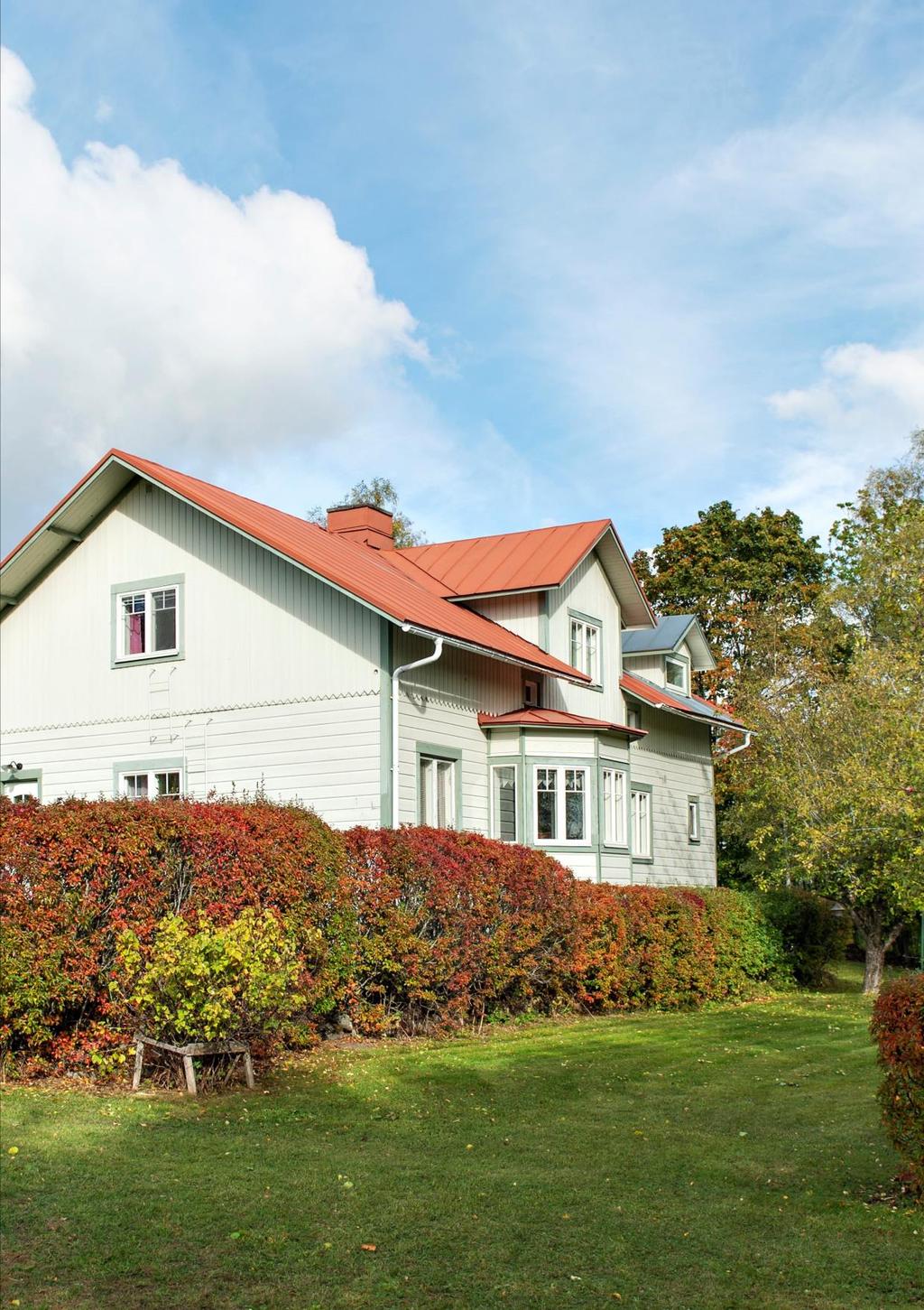 ostadshus i Haraldsby, Saltvik Charmigt och välhållet hus från 1920 i två plan omgivet av välskött trädgård med