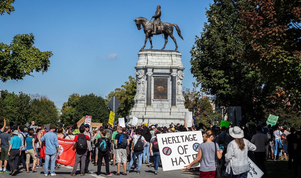 Den 16 september 2017 samlades demonstranter för och mot bevarandet av minnesmärken över konfederationens ledargestalter och generaler. Här vid statyn över Robert E. Lee på Monument Avenue i Richmond.