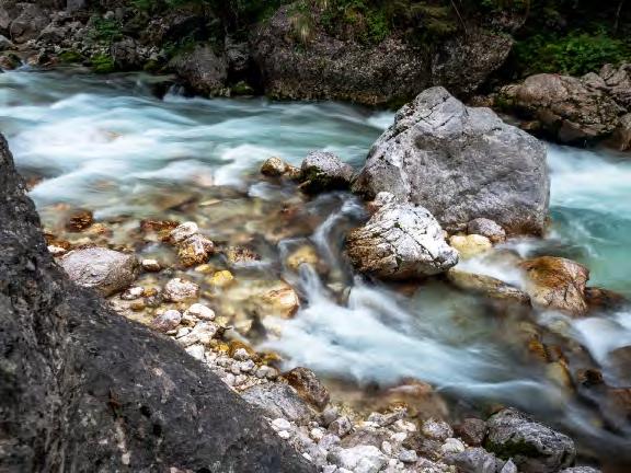 för att komma bort ifrån de största turistfällorna. Med hjälp av egen rekognoscering och tips från lokalbefolkningen har jag lokaliserat ett vattenfall som är sagolikt vacker.