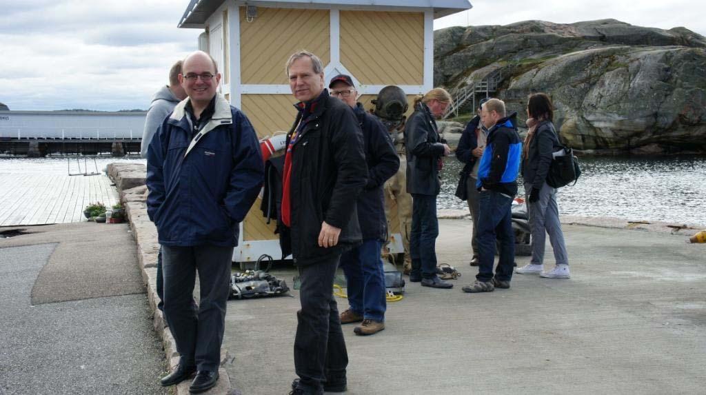 Magnus Lindström, här med mötets värd Stig Insulan och Sten Meyer, visar både fram och baksida av