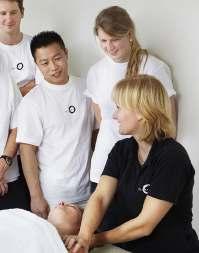 Steg 2 Massageterapeut Under hela utbildningen varvas praktiska ämnen med teoretiska ämnen. Skolan arbetar med s.k. klocktimmar (60 min lektionstim).