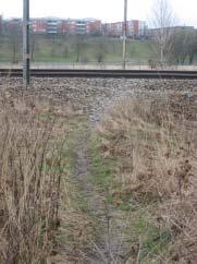 Figur 2 - Stig fram till plats där personer genar vid Garpenbergsgatan i Spånga Mellan Barkarby station och Söderhöjdens bostadsområde i Jakobsberg finns också många genvägar, i många fall på grund