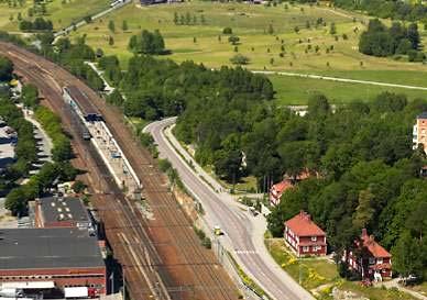 Vid Solna station och Ulriksdals station är det fyrspårsjärnväg och höga hastigheter på ytterspåren för fjärrtåg och Arlandatåg.
