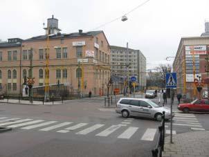 Två personer har skadats i plankorsningsolyckor.. Figur 5 - Plankorsning för gång- och cykeltrafikanter på Fristadsvägen i Spånga.