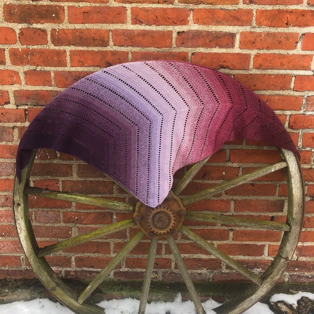 Lavender kite Av Lovisa S Johnsson @virkvisa Lavender Kite är en asymmetrisk sjal som virkas i fem olika partier. Mönstret passar alla, från nybörjare till erfarna virkare.