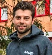 kvinnor och ungefär lika många barn, som stannar alltifrån någon vecka upp till över ett år. Dessutom kommer många in tillfälligt till kontoret för ett samtal eller ringer och får stöd via telefon.