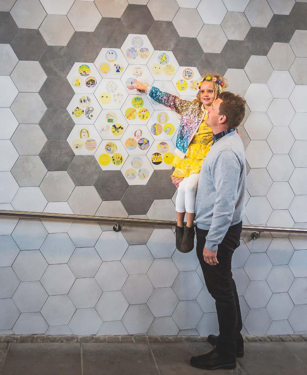 POSTTIDNING B Avsändare: Huge Bostäder AB Box 1144, 141 24 Huddinge Foto: Felicia Andreasson Konsttunneln i Skogås, kl. 11.53 Olivia Andreasson lyfts upp av en stark arm för att kunna titta närmare på väggen i den nyrenoverade konsttunneln i Skogås.