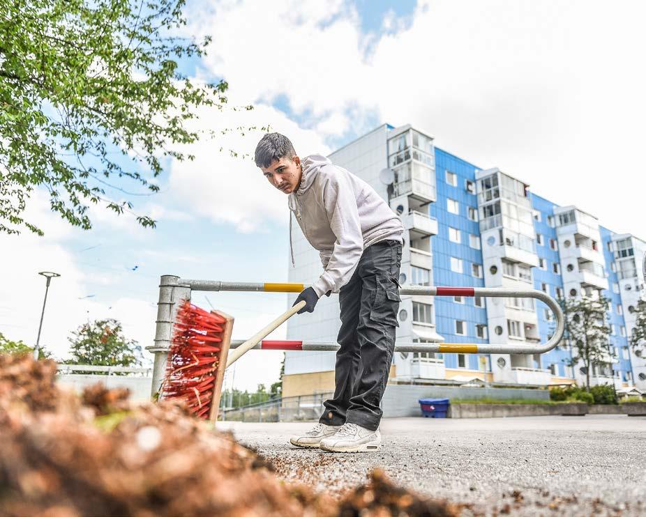 Ali Khalid känner att sommarjobbet har fått honom att känna större ansvar för sitt eget bostadsområde.
