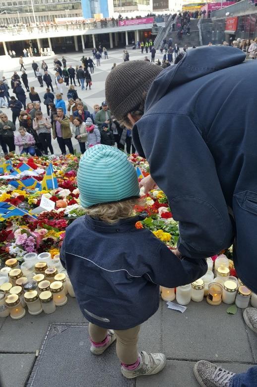Krisstöd - barn Utgå från barnets perspektiv Stöd föräldern att återta föräldrar-förmågan Trygga och lugna få ner stressnivån Var aktiv och Rikta dig direkt mot barnet Lyssna