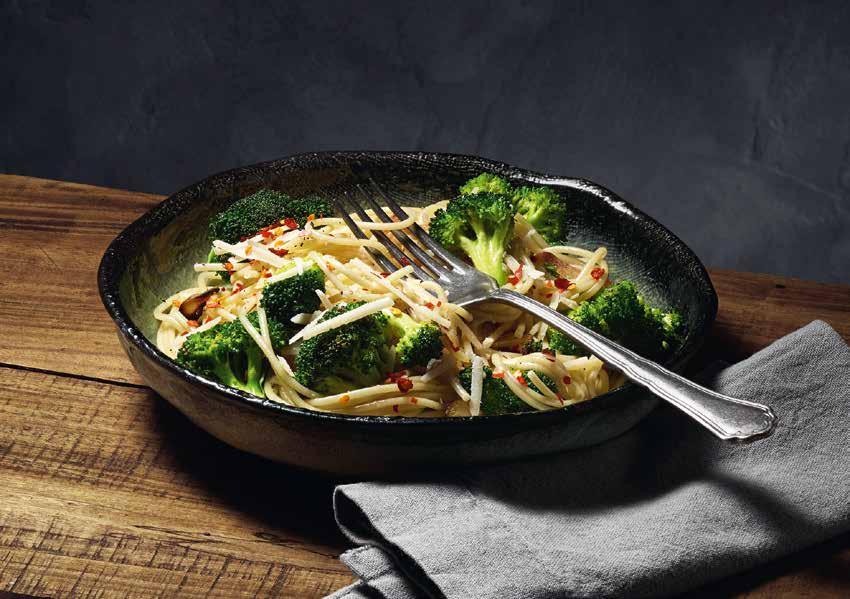 15 Recept 1 Pasta med råstekt broccoli och grana padano 400 g spaghetti 500 g broccoli 0.5 dl olivolja *2 skivade vitlöksklyftor 1 tsk chiliflakes *75 g grana padano, riven 1 tsk flingsalt 0.