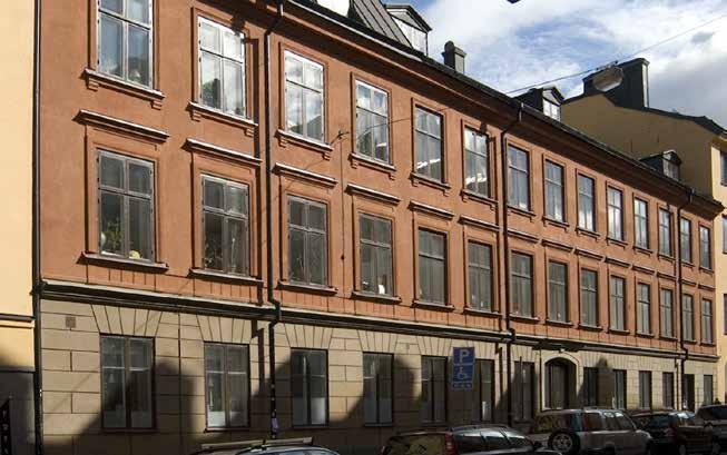 BYGGNADSBESKRIVNING Huset vid Götgatan, nr 1 på kartan Byggnaden är tre våningar hög med plåttäckt sadel tak. Fasaden är slätputsad med fönster i liv. I botten våningen finns butiker.