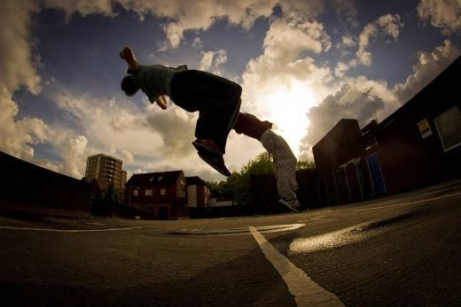 se 070-2654047 Parkour Le Parkour (ibland förkortat PK), är en träningsmetod som går ut på att träna kroppen till att på ett smidigt och kontrollerat sätt kunna forcera olika typer av hinder i