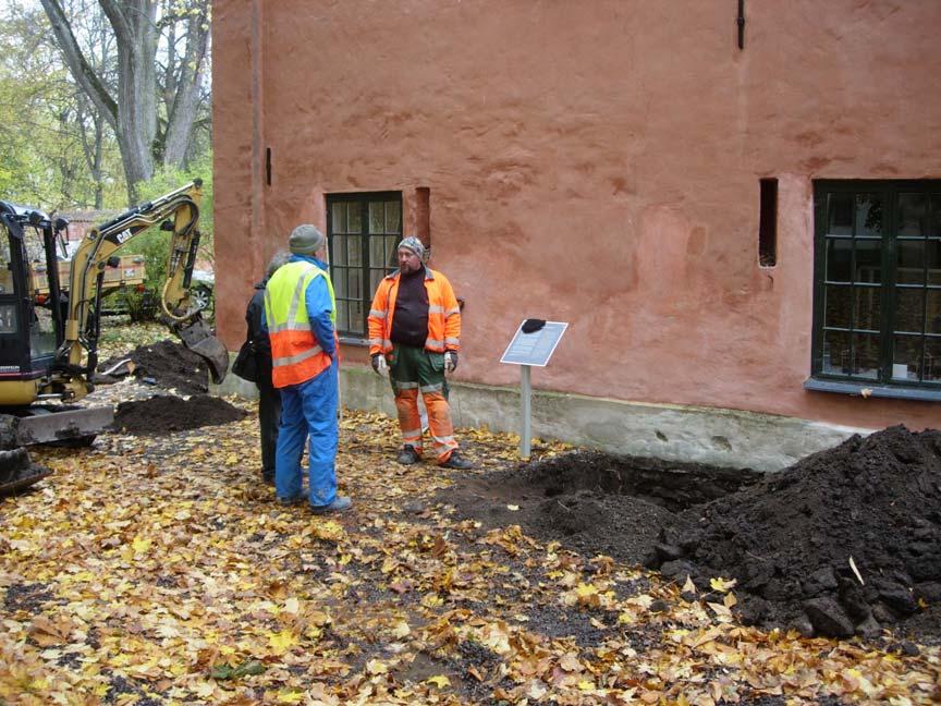 Inledning Östergötlands länsmuseum utförde den 20 oktober 2010 en arkeologisk förundersökning, i form av schaktningsövervakning, i samband med grävandet av provgropar vid Hospitalsmuseet i Vadstena