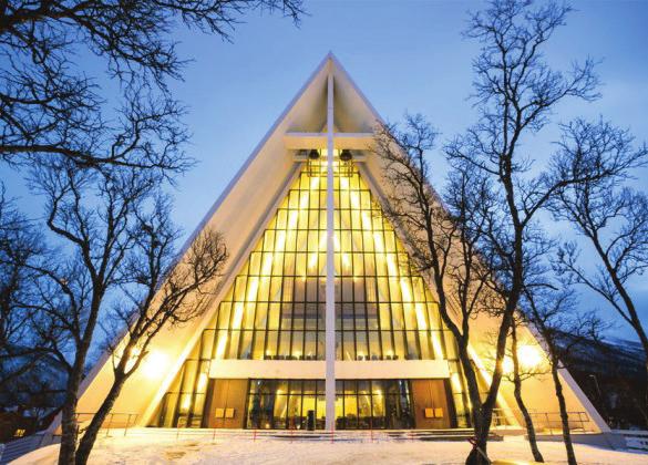 Kyrkan är utsmyckad med Europas största glasmosaik, rik på färger och symboler. Medan stearinljusen brinner fylls den praktfulla kyrkan av norsk folkmusik, klassisk musik, psalmer och sakrala sånger.