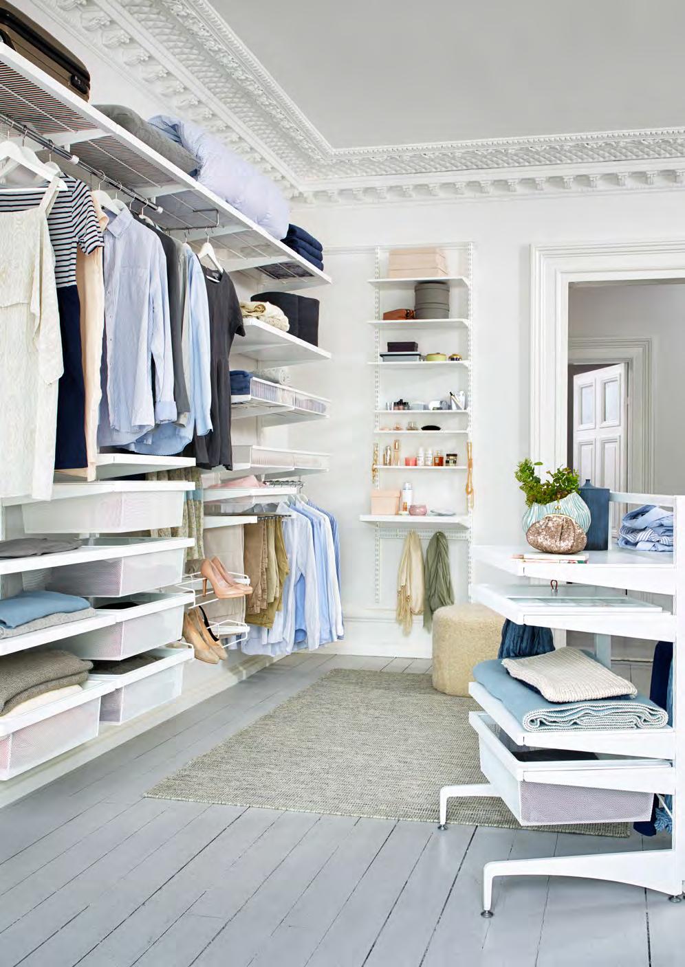 Använd såväl väggar som golv när du skapar din walk-in-closet. En fristående lösning är både snygg och praktisk.