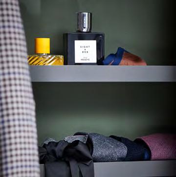 Släta backfronter och smarta speciallösningar för klädförvaring gör det enkelt att kombinera dold förvaring med känslan av en exklusiv butik, där nyckelplagg