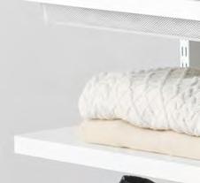 Då blir byxorna mindre skrynkliga och det blir enklare att hitta rätt. Du slipper också galgar som tar mycket plats och kan t.ex.
