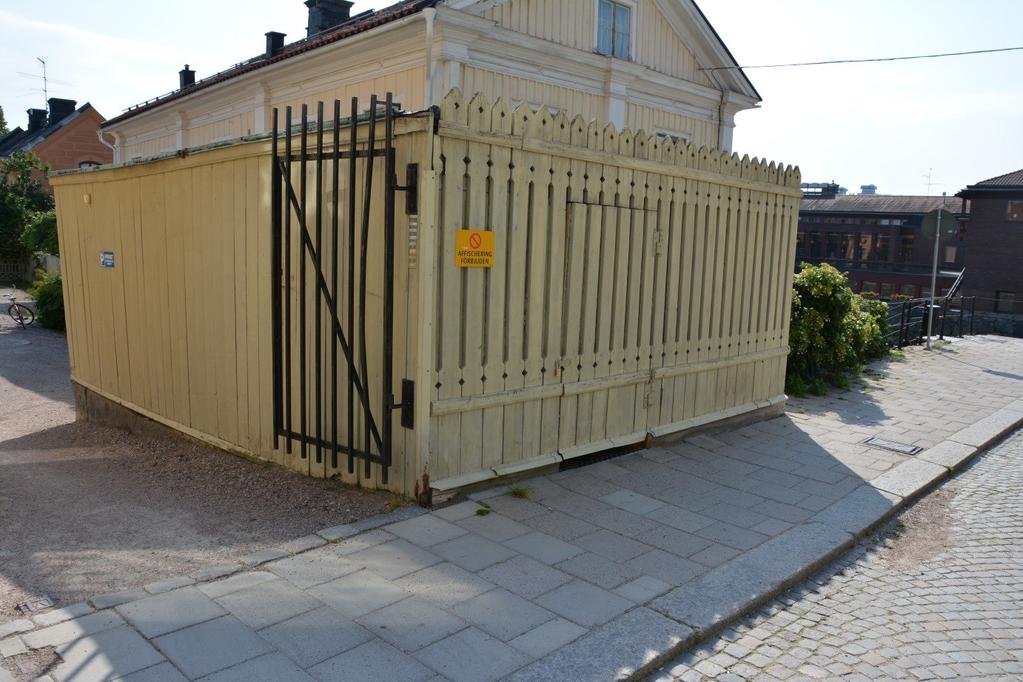 Upptagning av port i sophus Öppningen sågades upp i fasaden och de brädor som skulle utgöra dörren till sophuset spikades ihop med plank.