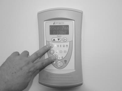 Byte av språk Fem språk är förprogrammerade i displaypanelen. För att ändra språk följ stegen nedan. 1. Tryck och håll valknapparna Tand och Patient.