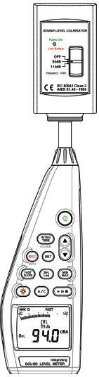 7. KALIBRERINGSPROCEDUR Kaviteten (hålrummet) i kalibratorn passar mikrofoner med en diameter av 1. (tum) Har ljudnivåmätaren en mikrofon med diametern ½ så använd den medföljande adaptern.